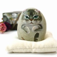 Декоративный камень ручной росписи кот Симба